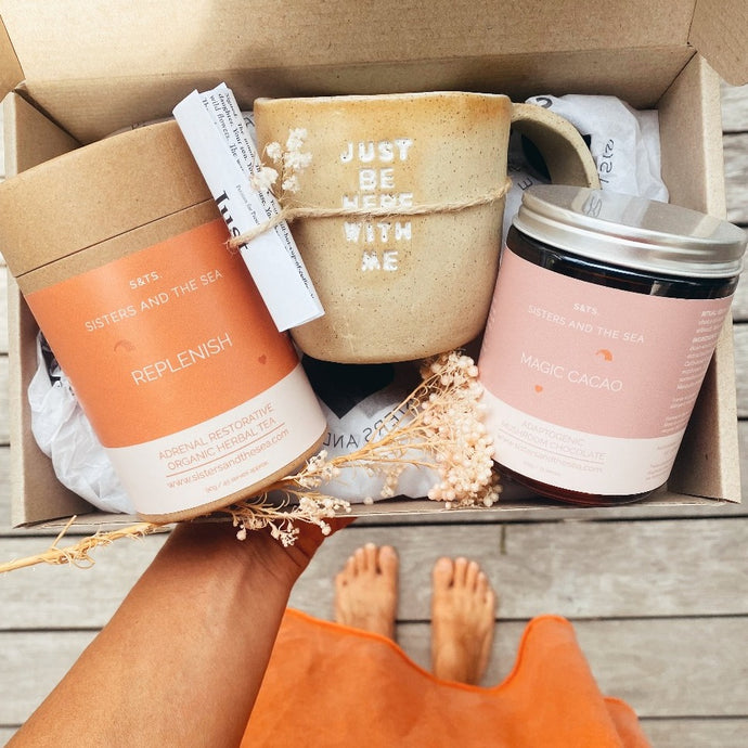 tea and ceramic mug gift box